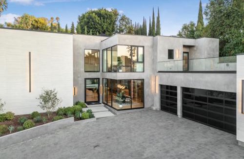 Sherman Oaks Villa | Levitt Lane