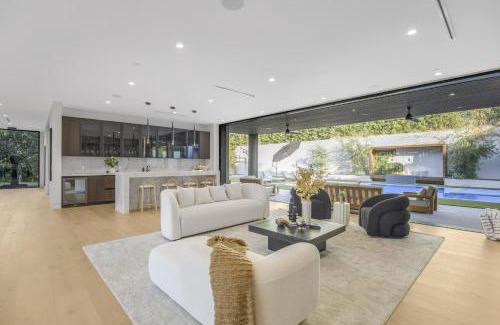Sherman Oaks Villa | Levitt Lane