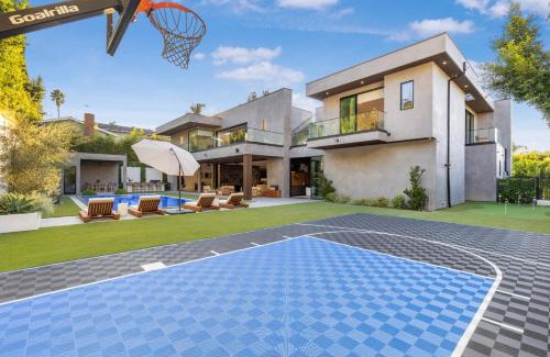 Sherman Oaks Villa | Levitt Lane