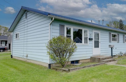 Newark Apartment | Lexington Local - 2 BR 1 BA, Garage, Homey & Comfy