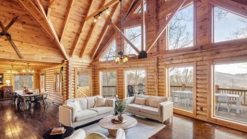 Asheville House | Leyland by AvantStay Cabin Mansion w Views