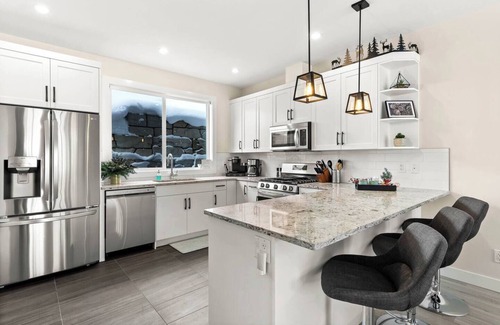 Sun Peaks House | Lg Modern Home - Hot Tub, Mins From Lift