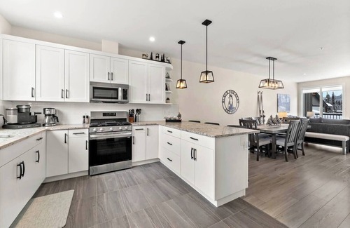 Sun Peaks House | Lg Modern Home - Hot Tub, Mins From Lift