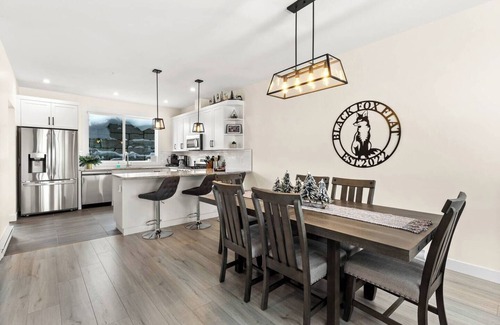 Sun Peaks House | Lg Modern Home - Hot Tub, Mins From Lift