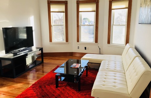 Dorchester Condo | Lg suite for up to 8 ppl/3 floor
