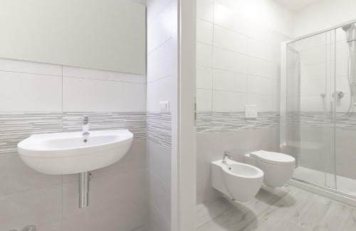 Centro Urbano Apartment | LHE Les Trois Merveilles - Grey Lewis