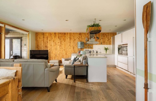 Ampney Crucis House | Libelle | Lakeside Retreat with Hot Tub & Kayak