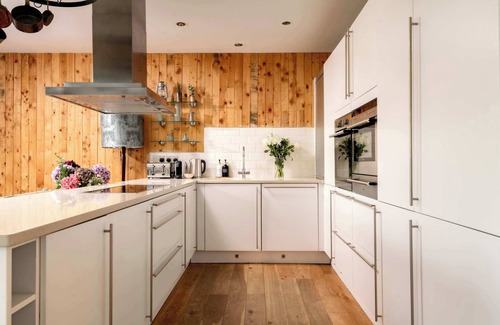 Ampney Crucis House | Libelle | Lakeside Retreat with Hot Tub & Kayak