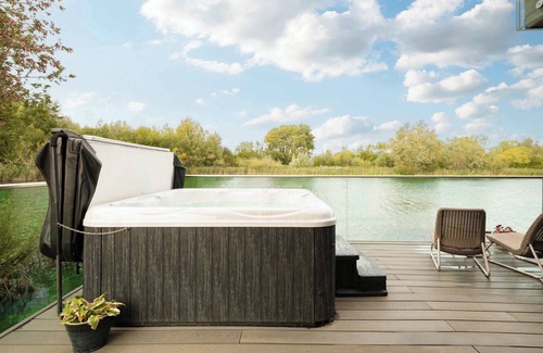 Ampney Crucis House | Libelle | Lakeside Retreat with Hot Tub & Kayak