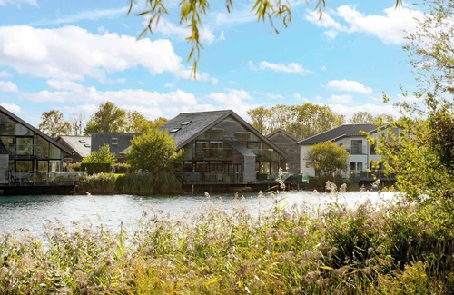 Ampney Crucis House | Libelle | Lakeside Retreat with Hot Tub & Kayak