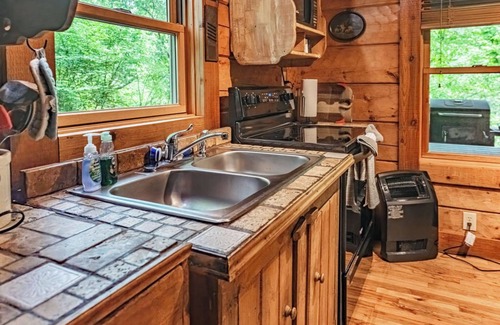 Logan Cabin | Liberty Belle Couples Cabin: Dog + Budget-friendly log home near Hocking River