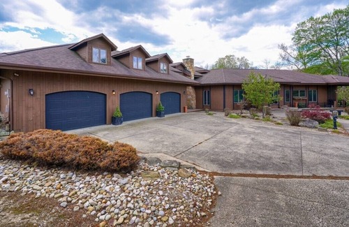 New Plymouth Cabin | "Liberty Lodge" - Sleeps 28 near the park with huge Game Room, Pool, Hot tub etc