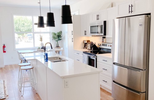 Okanagan-Similkameen House | Licensed - 2 Blocks from Beach - NEW 3 BDR - 1L