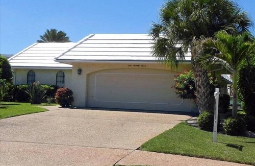 Saint Armands Key House | Lido Beach Retreat is the perfect home for your family vacation