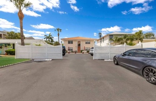 Sarasota Apartment | Lido Key 2BR/2BA Walk to Beach + Free Parking