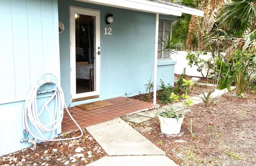Sarasota Apartment | Lido Key- quaint studio remodeled holiday cottage-A
