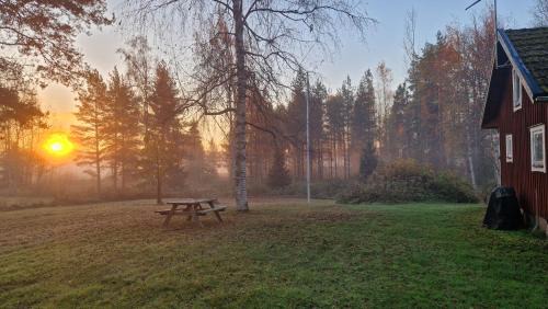 Kristinehamn House | Lidsbergs torp i Ölme från år 1910 Ett eget mysigt torp med kakelugn, lågt i tak, sovrum med dubbelsäng och 2 enkelsängar på loft med snedtak bäddsoffa i v-rum trädgård med gasgrill