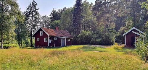 Kristinehamn House | Lidsbergs torp i Ölme från år 1910 Ett eget mysigt torp med kakelugn, lågt i tak, sovrum med dubbelsäng och 2 enkelsängar på loft med snedtak bäddsoffa i v-rum trädgård med gasgrill