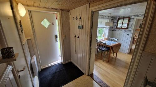 Kristinehamn House | Lidsbergs torp i Ölme från år 1910 Ett eget mysigt torp med kakelugn, lågt i tak, sovrum med dubbelsäng och 2 enkelsängar på loft med snedtak bäddsoffa i v-rum trädgård med gasgrill