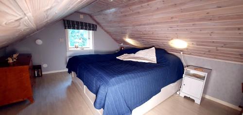 Kristinehamn House | Lidsbergs torp i Ölme från år 1910 Ett eget mysigt torp med kakelugn, lågt i tak, sovrum med dubbelsäng och 2 enkelsängar på loft med snedtak bäddsoffa i v-rum trädgård med gasgrill