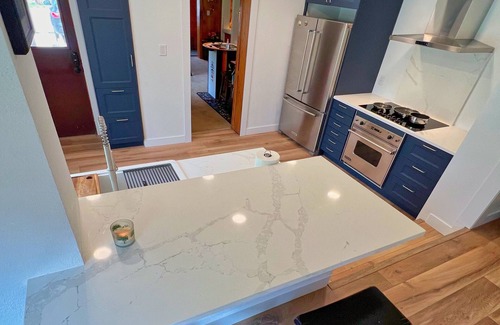 Old Town House | Lief's Adventure Haus - Walk to DT - Pet Friendly