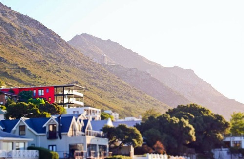 Gordons Bay Central House | LIEUTENANT'S ROOM
