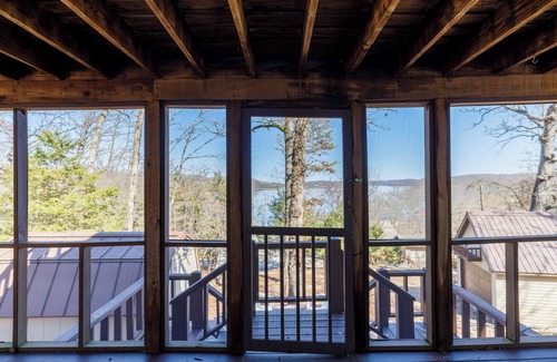 Lost Bridge Village Cottage | Life is good at Cabin Allswell, Beaver Lake, Garfield, Lake view tranquility