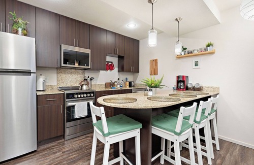 Prairie Village Apartment | Life is Suite King Bed Fast WiFi Free Parking Spot Dedicated Work table & chair
