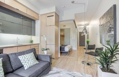 Toronto Entertainment District Apartment | Life Suites Loft - CN Tower