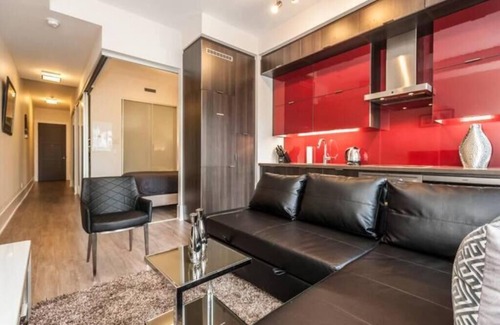 Toronto Entertainment District Apartment | Life Suites Loft - CN Tower
