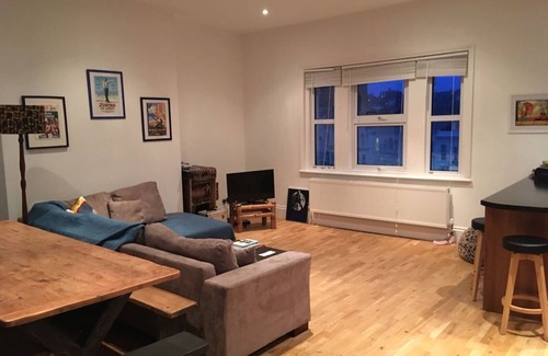 St Leonards-On-Sea Apartment | Light airy flat only 5mins from station, shops and sea