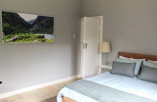 Wilderness House | Light airy home seconds from the beach.