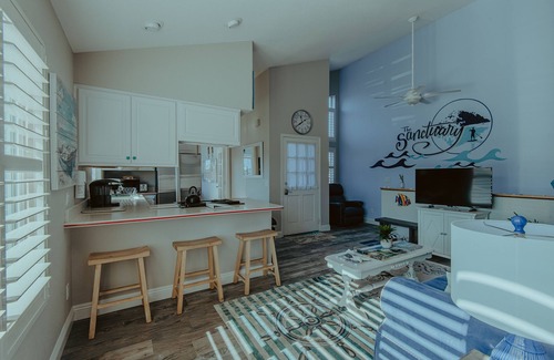 Baywood Park House | Light and airy sanctuary one block from the water