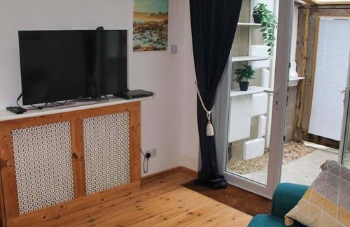 Newton St Loe Apartment | Light and airy with parking nearby