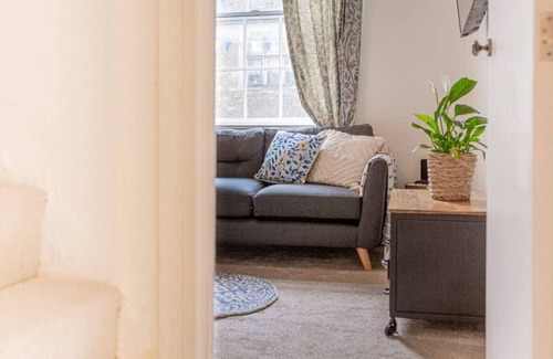Tetbury Apartment | Light and Central Apartment above Knead Bakery