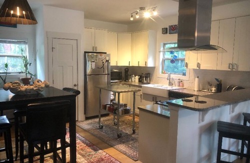 Oakley House | Light & Art filled 3 BDRM 2.5 bath luxury AVL home close to Biltmore and all AVL