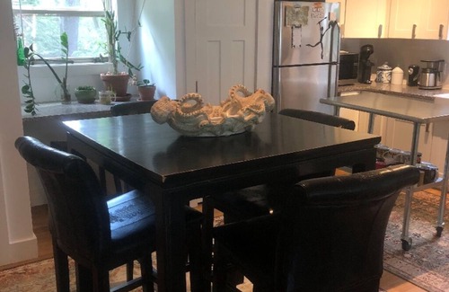 Oakley House | Light & Art filled 3 BDRM 2.5 bath luxury AVL home close to Biltmore and all AVL