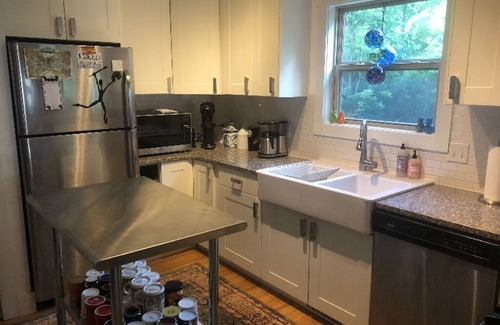 Oakley House | Light & Art filled 3 BDRM 2.5 bath luxury AVL home close to Biltmore and all AVL