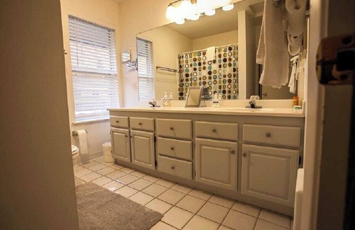 Hood River Condo | Light & Bright - 2 Bedrooms, 2 Bathrooms - Blocks from Downtown with River Views