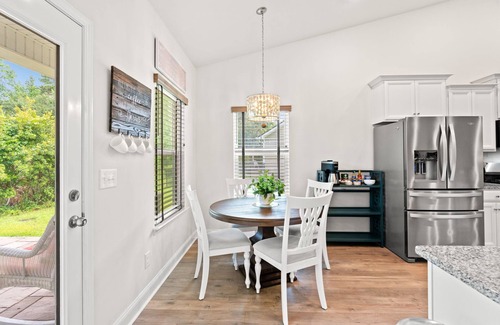 Red Hill House | Light & Bright 3BR w/Backyard on Golf Course