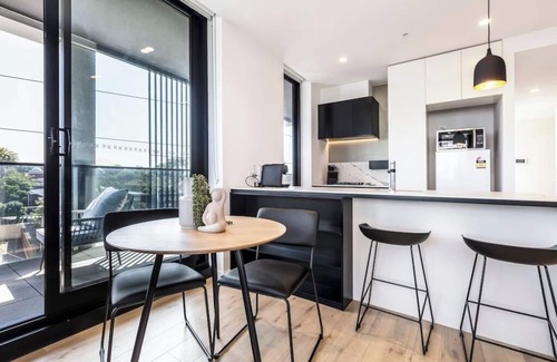 St Kilda Apartment | Light & Bright Apt Close to Beach & Fitzroy St