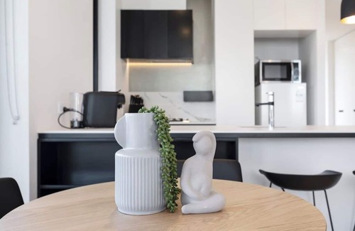 St Kilda Apartment | Light & Bright Apt Close to Beach & Fitzroy St