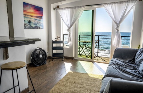 Costa Apartment | Light & Charming Beachfront w/oceanviews, steps to restaurants & nightlife