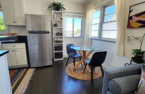 Highland Park Apartment | Light Filled 1-bedroom Unit with Parking Onsitenn