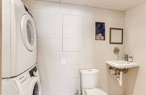 South Capitol House | Light Filled 1 BR+1 - Modern Guesthouse. Walk to Historic Plaza!