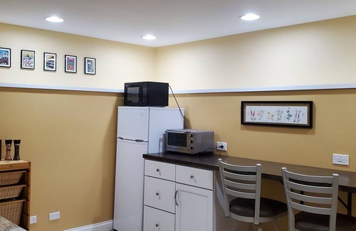Evanston Apartment | Light-filled 1bdrm garden apartment on golf course near Northwestern U.