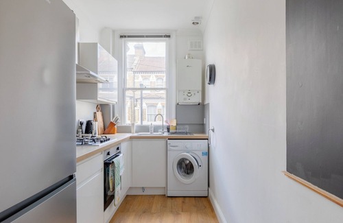 Larkhall Apartment | Light-Filled 2BD Flat, Minutes to Clapham Station