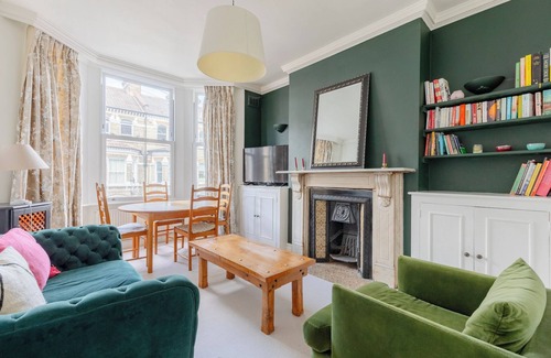 Larkhall Apartment | Light-Filled 2BD Flat, Minutes to Clapham Station