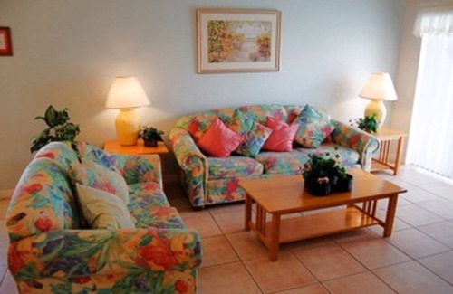 Westridge Villa | Light-Filled 4BR Villa Close to Dining & Shopping