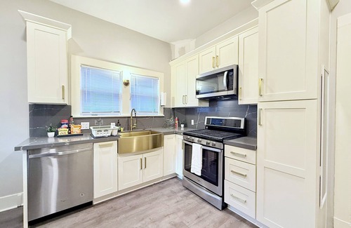 Wallingford Apartment | Light filled apt in Historic Home by UW & Downtown
